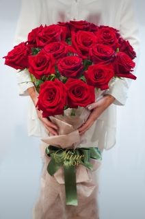 изтънчен букет от червени рози
