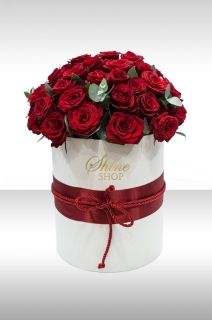 Кутия от червени рози