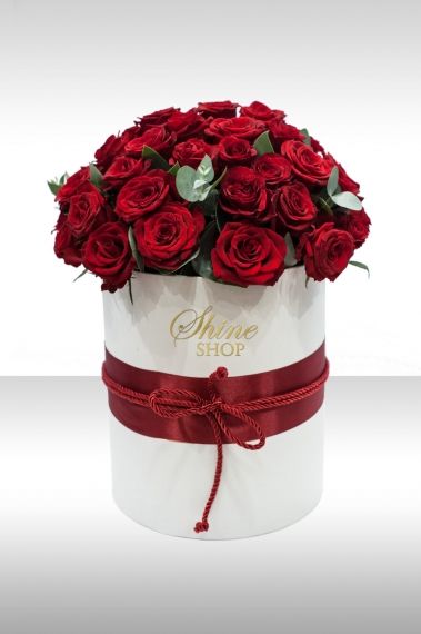 стилна кутия от червени рози