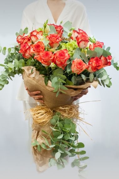 изящен букет от двуцветна роза