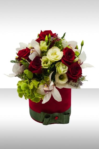 стилна кутия с рози и орхидеи