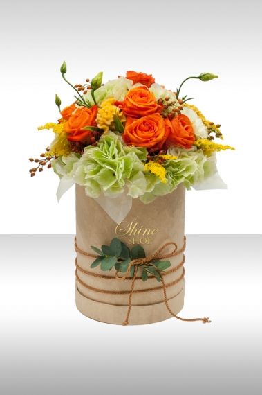 очарователна кутия с оранжеви рози