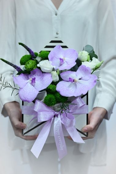 стилен плик с лилава орхидея