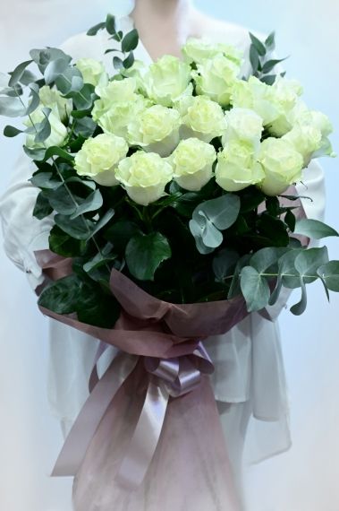 елегантен букет от бели рози