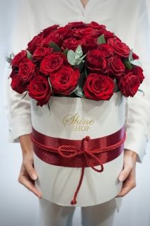 стилна кутия от червени рози