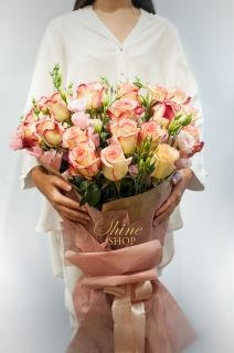 Изтънчен букет от двуцветна роза