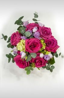 цветна кутия с цикламени рози