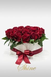 интересна кутия тип сърце с червени рози