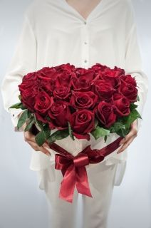 интересна кутия тип сърце с червени рози