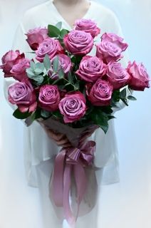 стилен букет от лилави рози