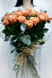 изящен букет от оранжеви рози